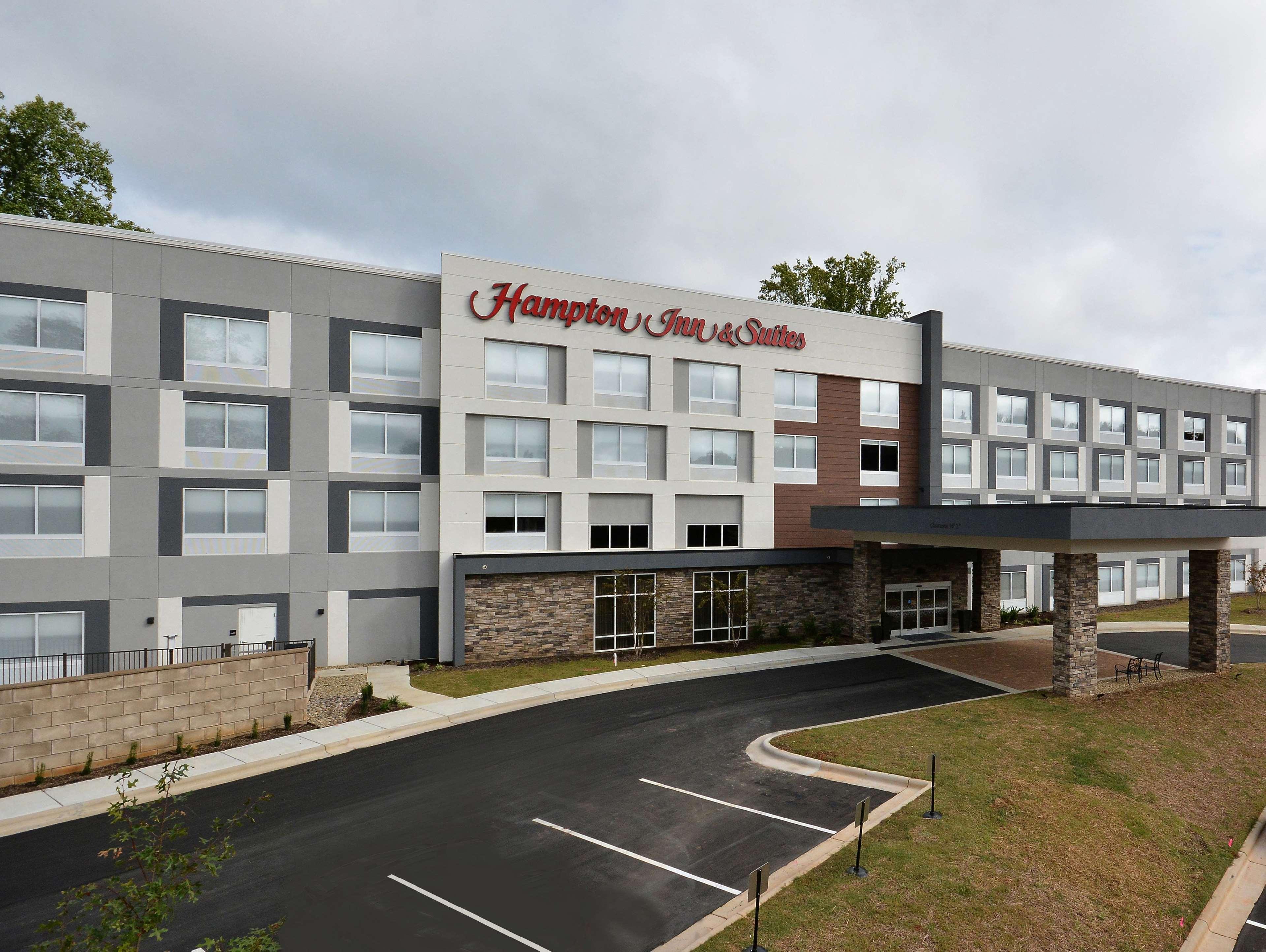 Hampton & North I 485 Hotel 3*